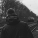 tipul-in-tricou-negru avatar